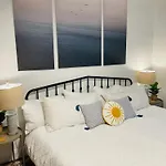 Dolphin\'S Den